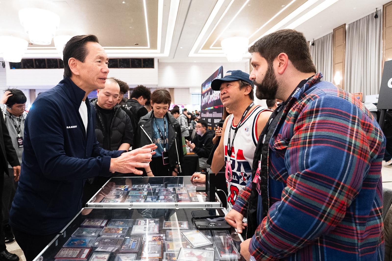 陳智思與海外參展商交流,對於香港無論在拍賣及認證藏卡等的市場日漸龐大感到振奮。