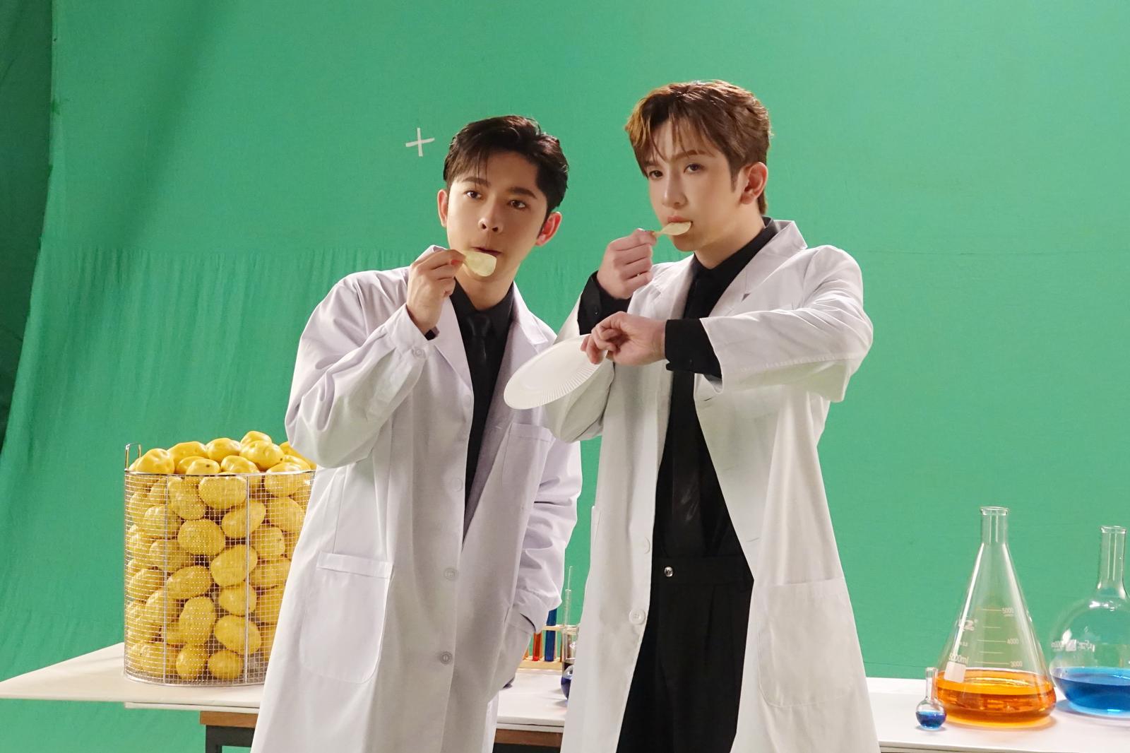 MIRROR七周年新團歌《DNA is U》MV,Edan和Anson Lo以實驗室職員Look還原薯片廣告。