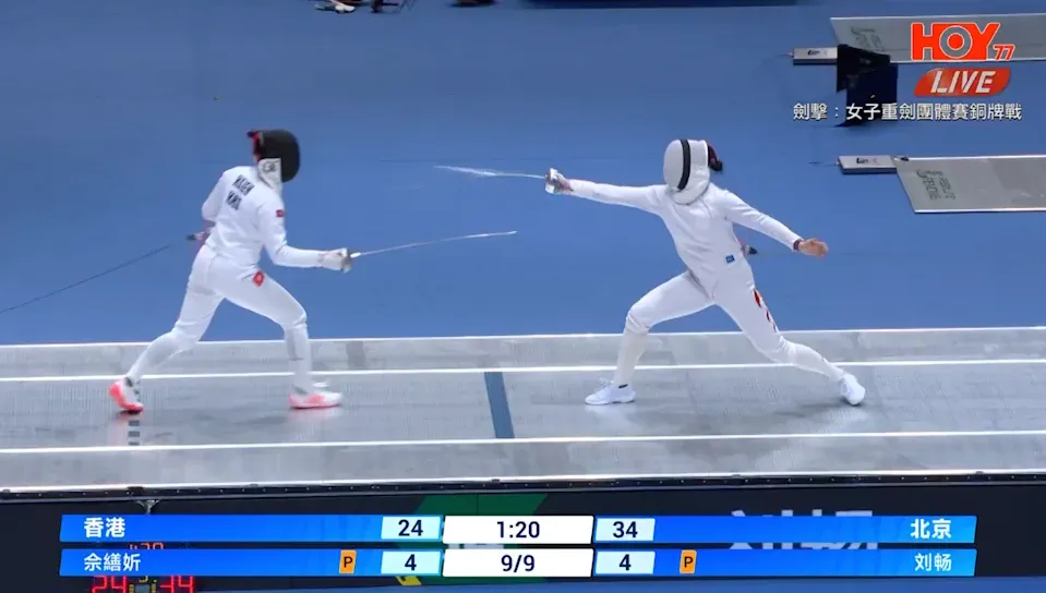 吳海諦、陳渭泠、佘繕妡的香港隊,在女子重劍銅牌戰不敵北京。(開電視截圖)