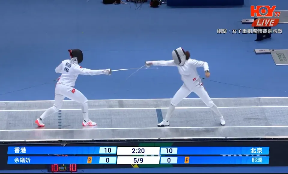 吳海諦、陳渭泠、佘繕妡的香港隊,在女子重劍銅牌戰不敵北京。(開電視截圖)