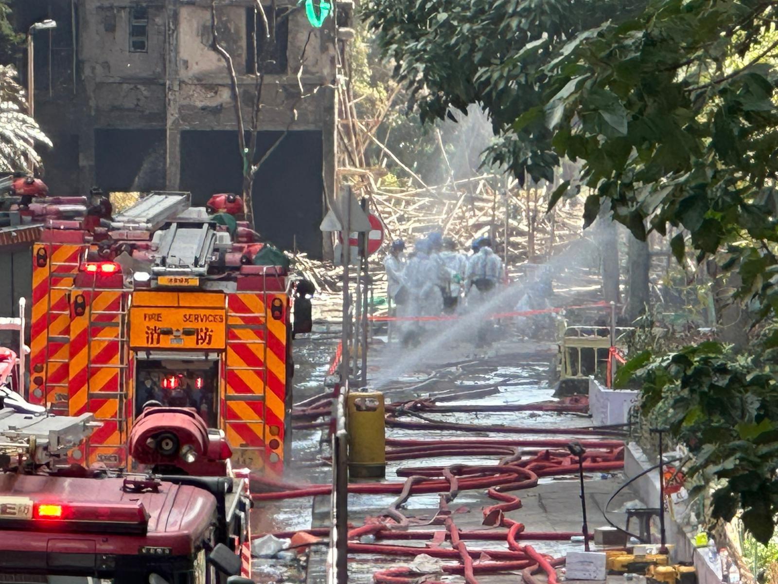 大埔宏福苑五級火造成多人死傷,在大廈內還有多具未辨識身份的遺體,警方災難遇害者辨認組今日進入現場搜索。