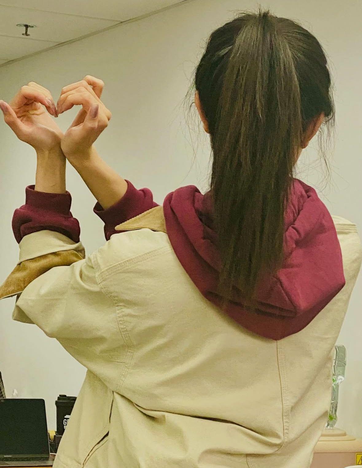 葉念琛上星期曾在社交平台上載一張女演員的背面相,並寫上:「阿寶來了!」