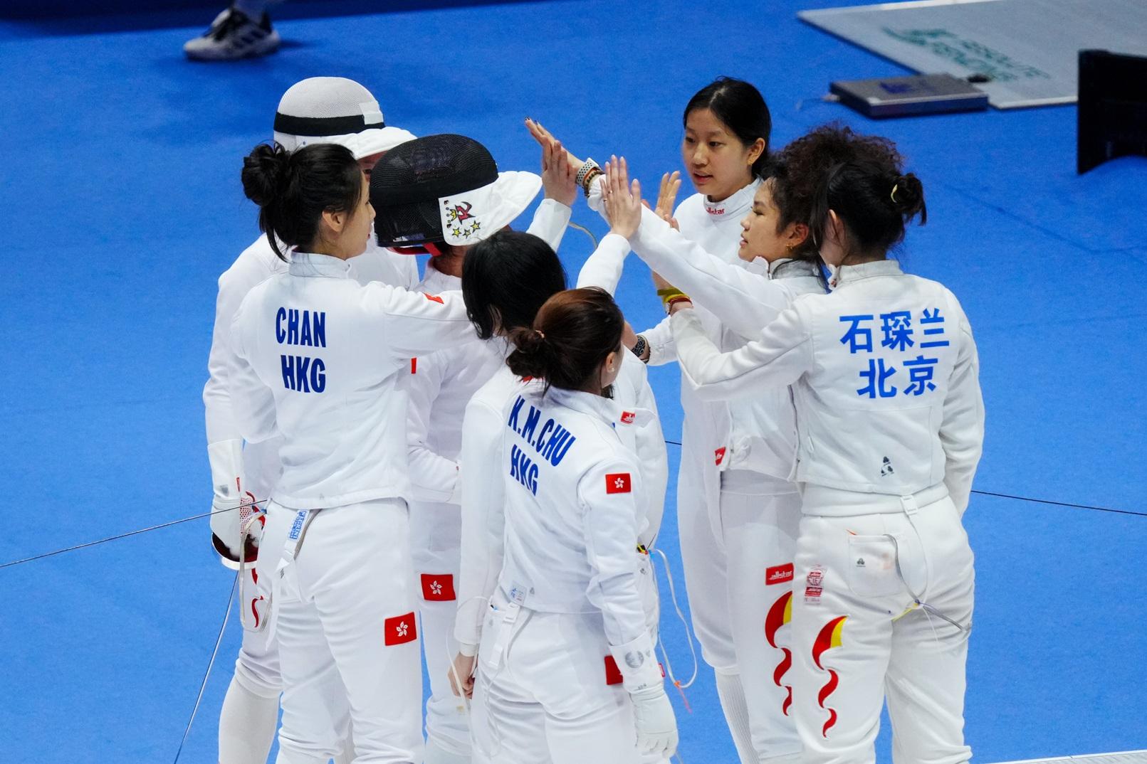 兩隊選手賽後致意。