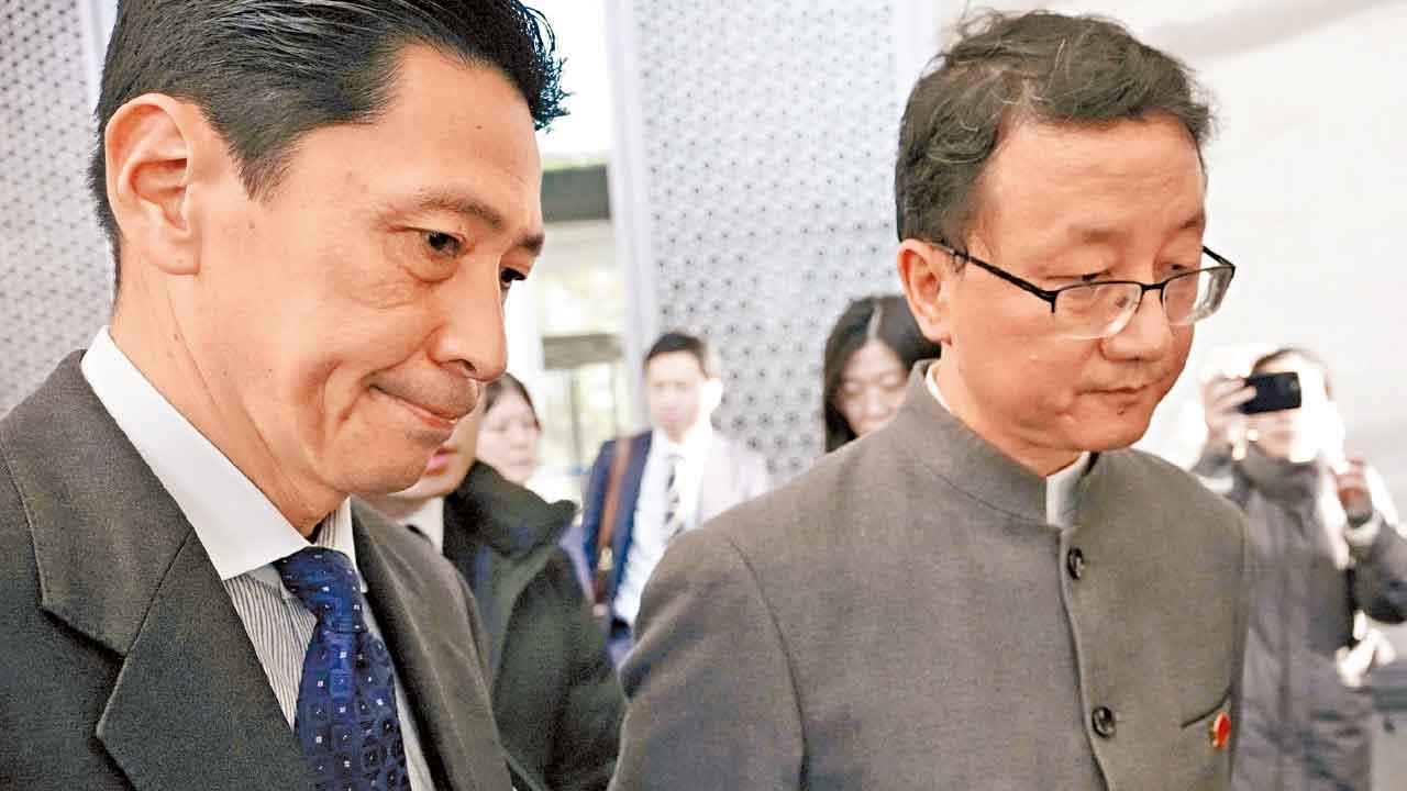 外交部亞洲司司長劉勁松(右)昨與日本外務省亞洲大洋洲局局長金井正彰磋商,氣氛不太好。劉勁松其後稱,對會談結果並不滿意。 (路透社)