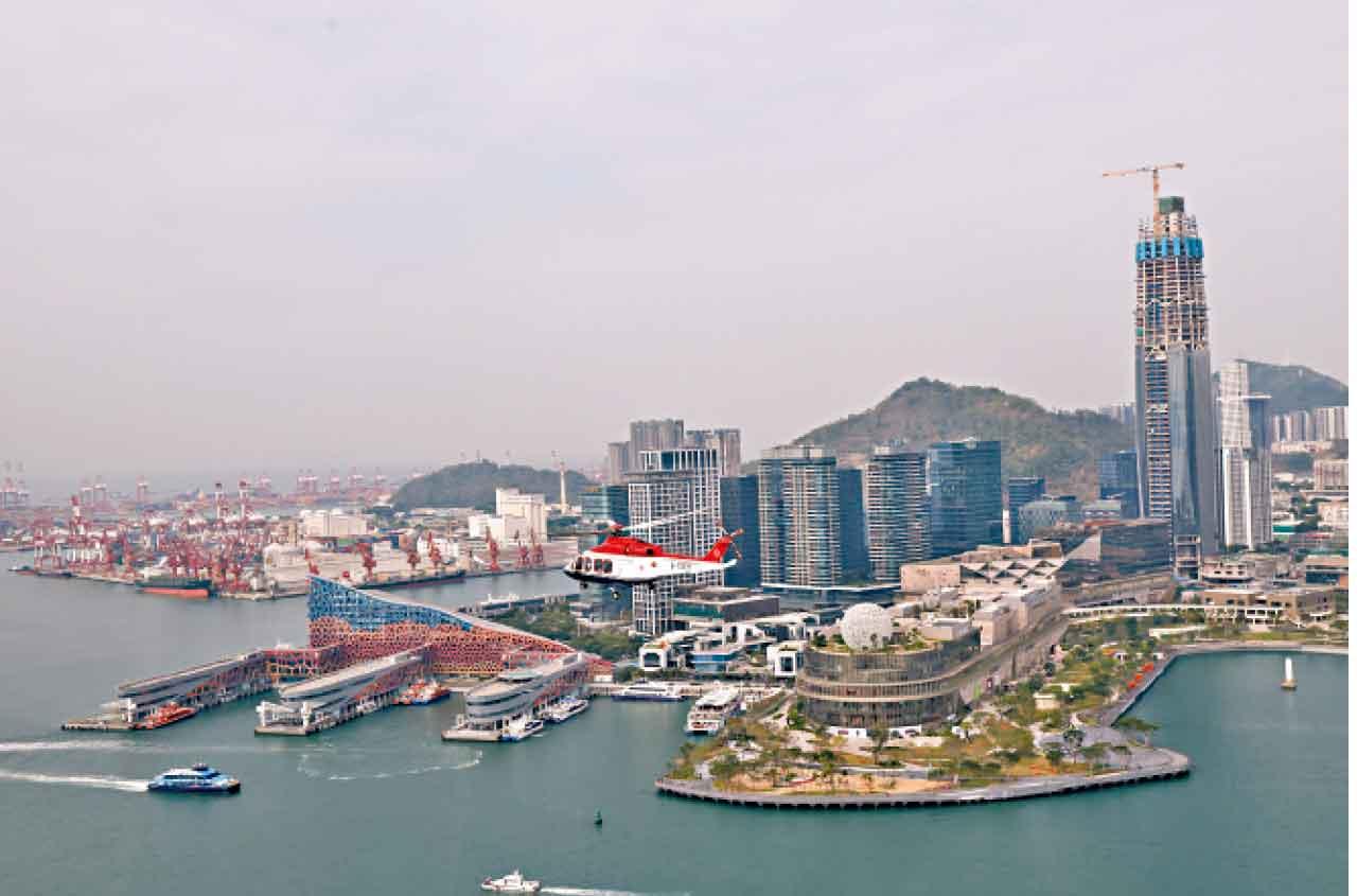 搭載聖火的直升機進行空中傳遞。(新華社)