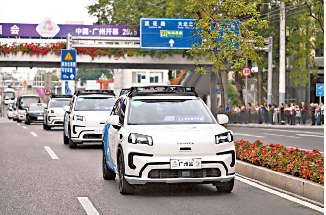 無人駕駛汽車參與廣州火炬傳遞活動。(新華社)