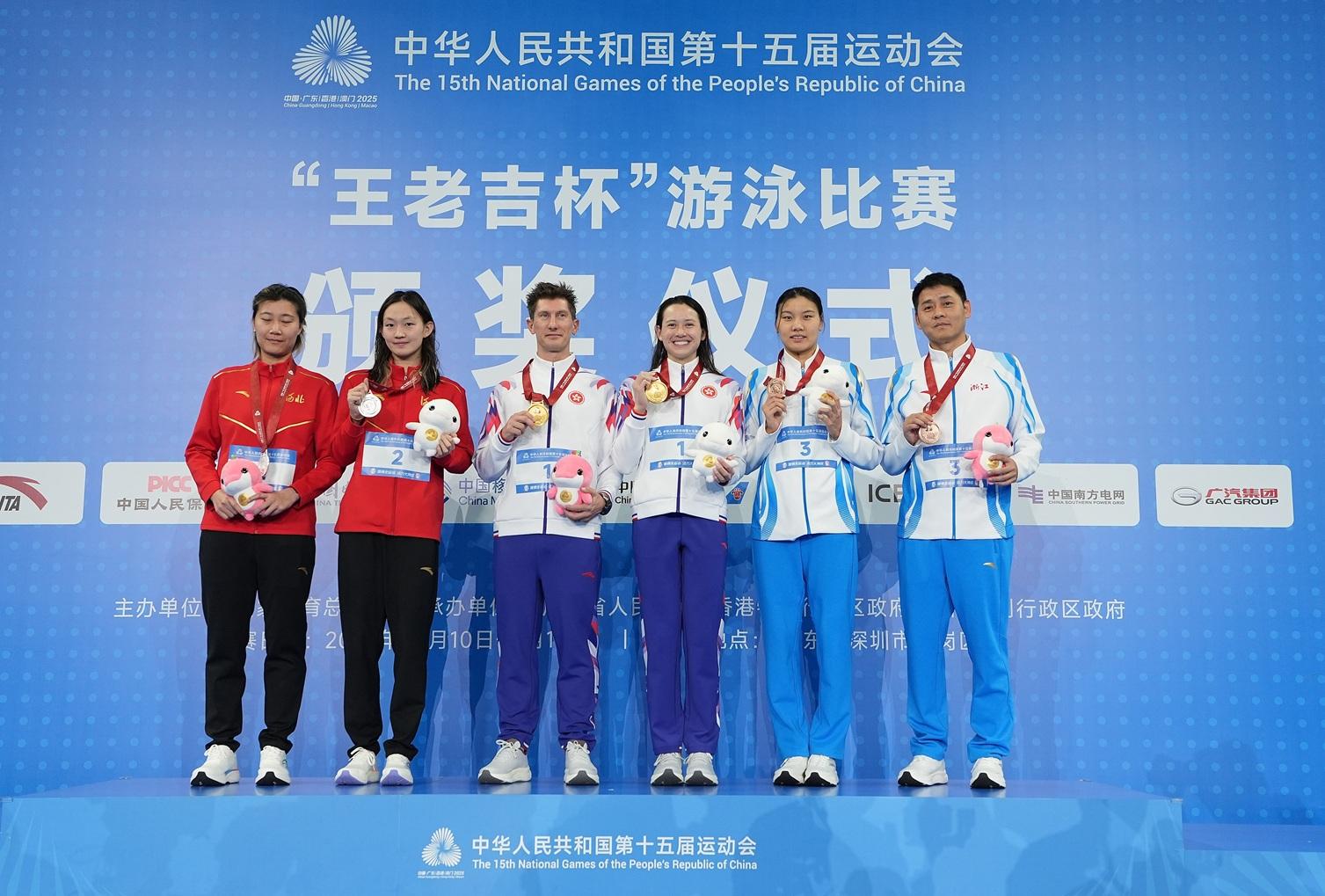 香港隊何詩蓓(右三)奪金、亞軍河北隊選手李冰潔(左二)、季軍浙江隊選手柳雅欣(右二)和教練在頒獎儀式上合影。