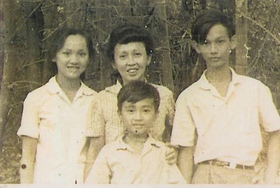 鄧泰山(前中)和母親(後中)和兄姐。(作者提供)