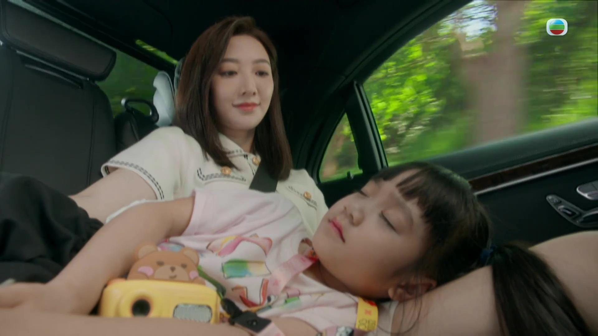 何依婷與小演員竹竹有不少對手戲。