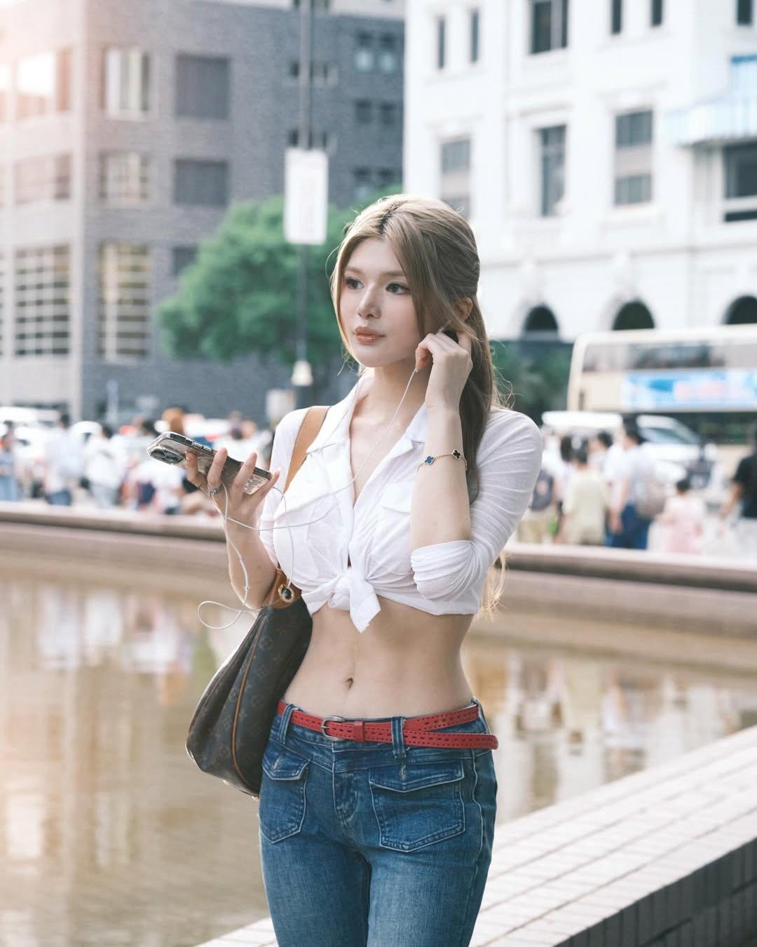 潘明璇身形頗有美態。