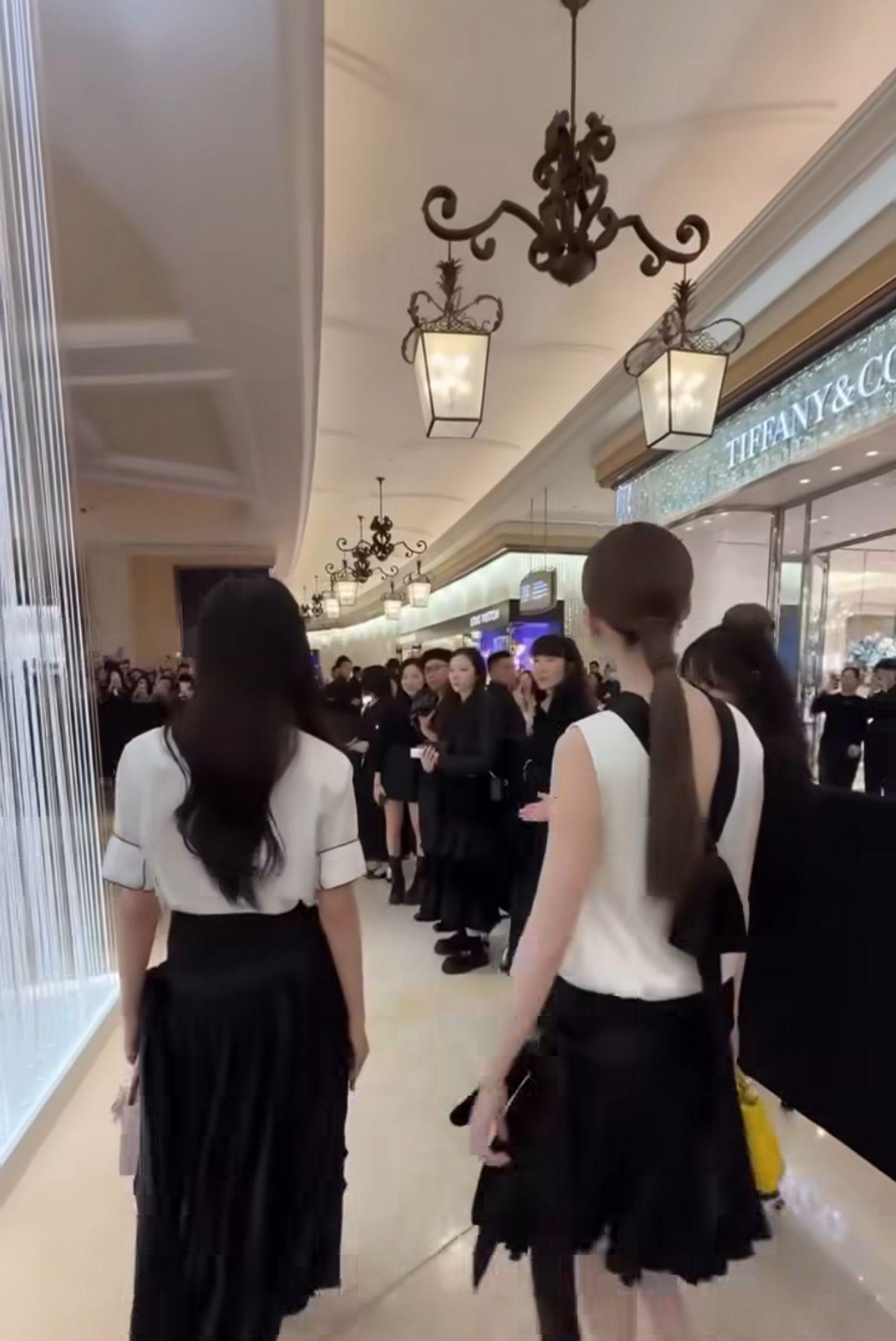 鄺玲玲、Orm現身澳門吸引大批fans支持。