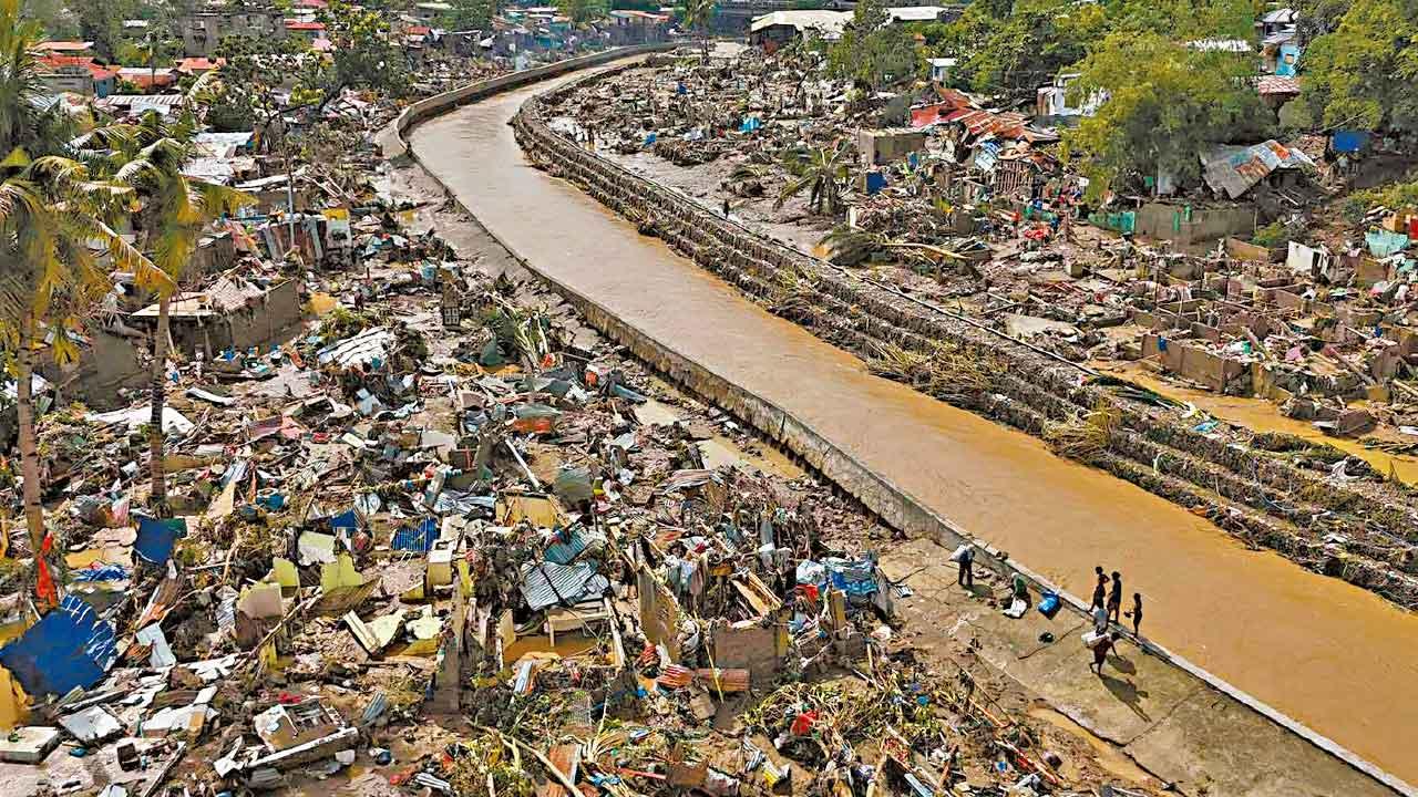 在重災區宿霧,河道旁的房屋夷為平地。(美聯社)