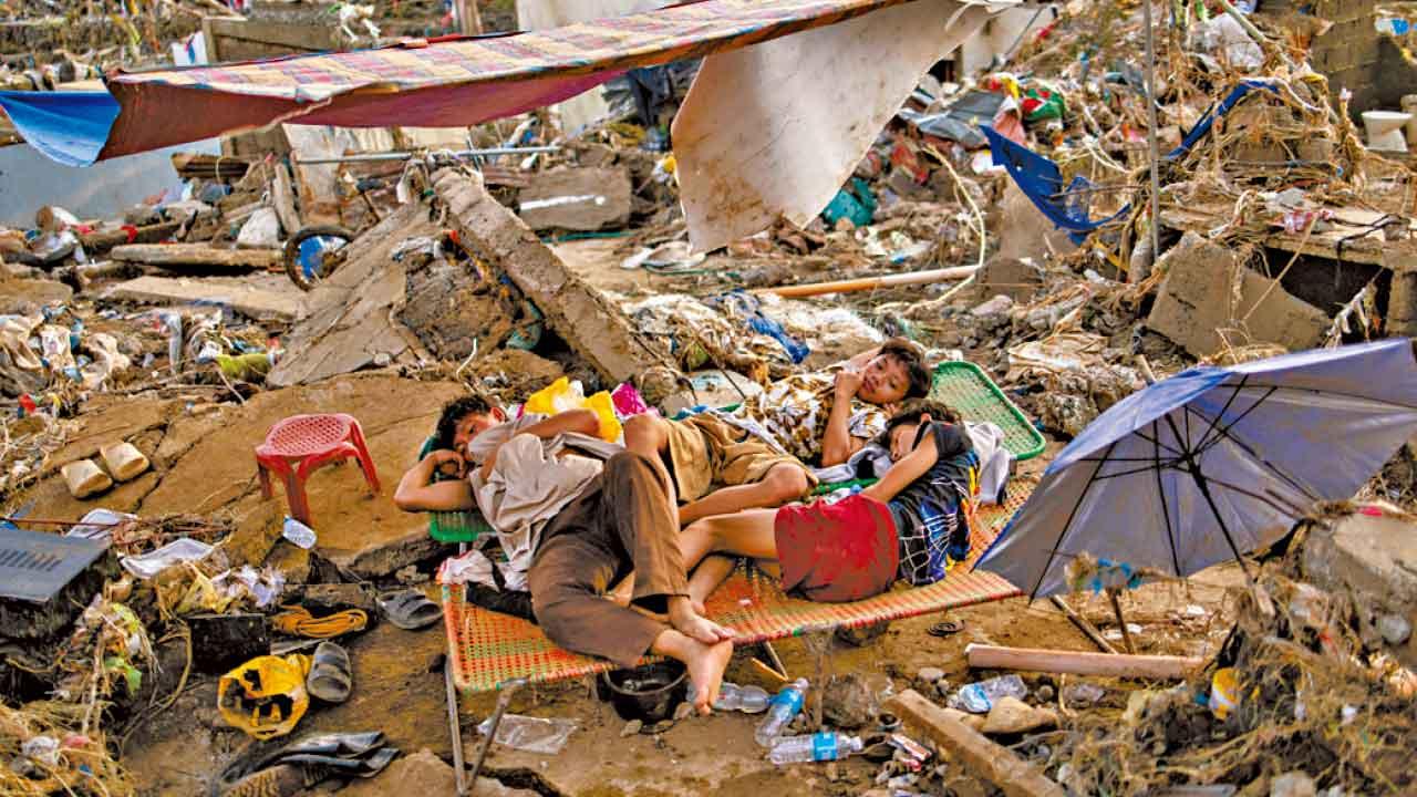 居民露宿廢墟中。(路透社)