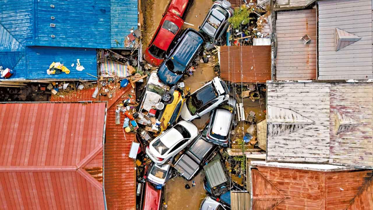 汽車被洪水沖走,堆疊一起。(路透社)