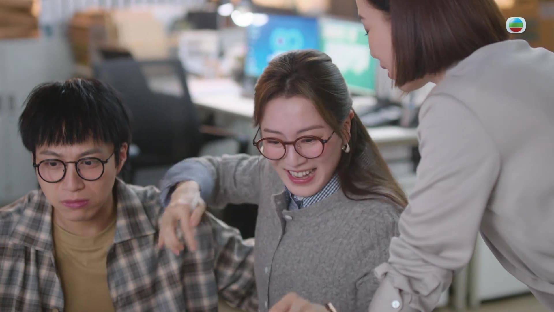 劉艷第四集成功過咗神秘解謎網站第一關時,佢第一時間將手搭落PM膊頭度,勁有發展穩定嘅情侶Feel。