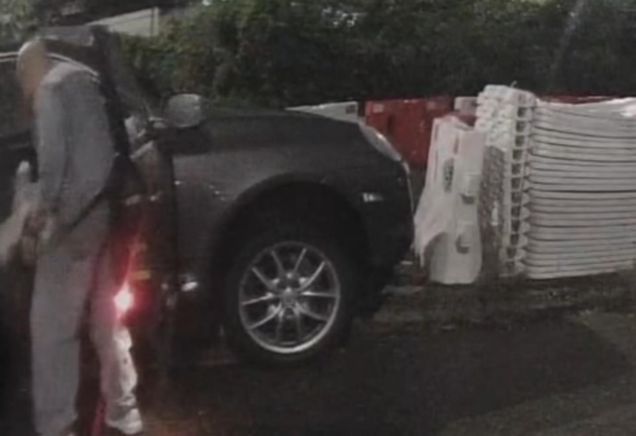 一名光頭男子疑將女伴打至暈倒。(fb「香港馬路炸彈資料庫」截圖)