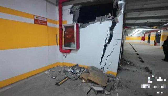 牆面上甚至出現大洞。(瀟湘晨報)