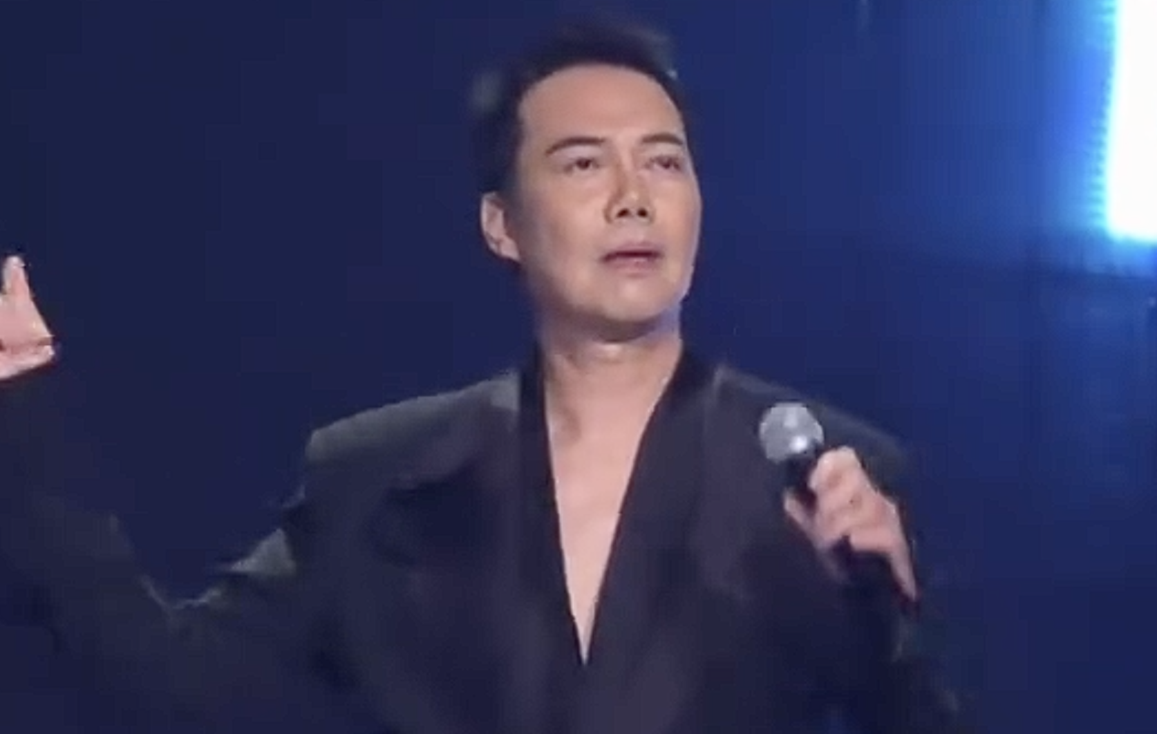 金天華演唱陶喆嘅《愛很簡單》,現場觀眾反應夾雜笑聲同歡呼聲。(影片截圖)