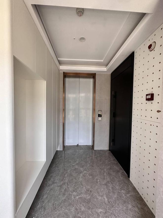 內地網紅改造寓所公共電梯大堂 變私人影院打邊爐引爭議