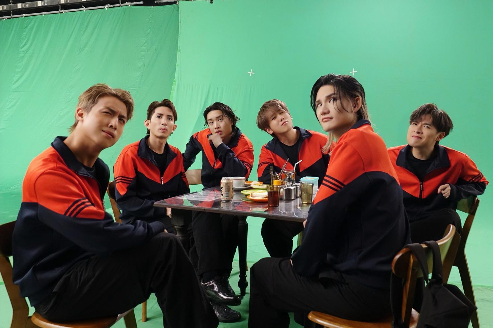 MIRROR最新團歌《DNA is U》MV復刻經典廣告。