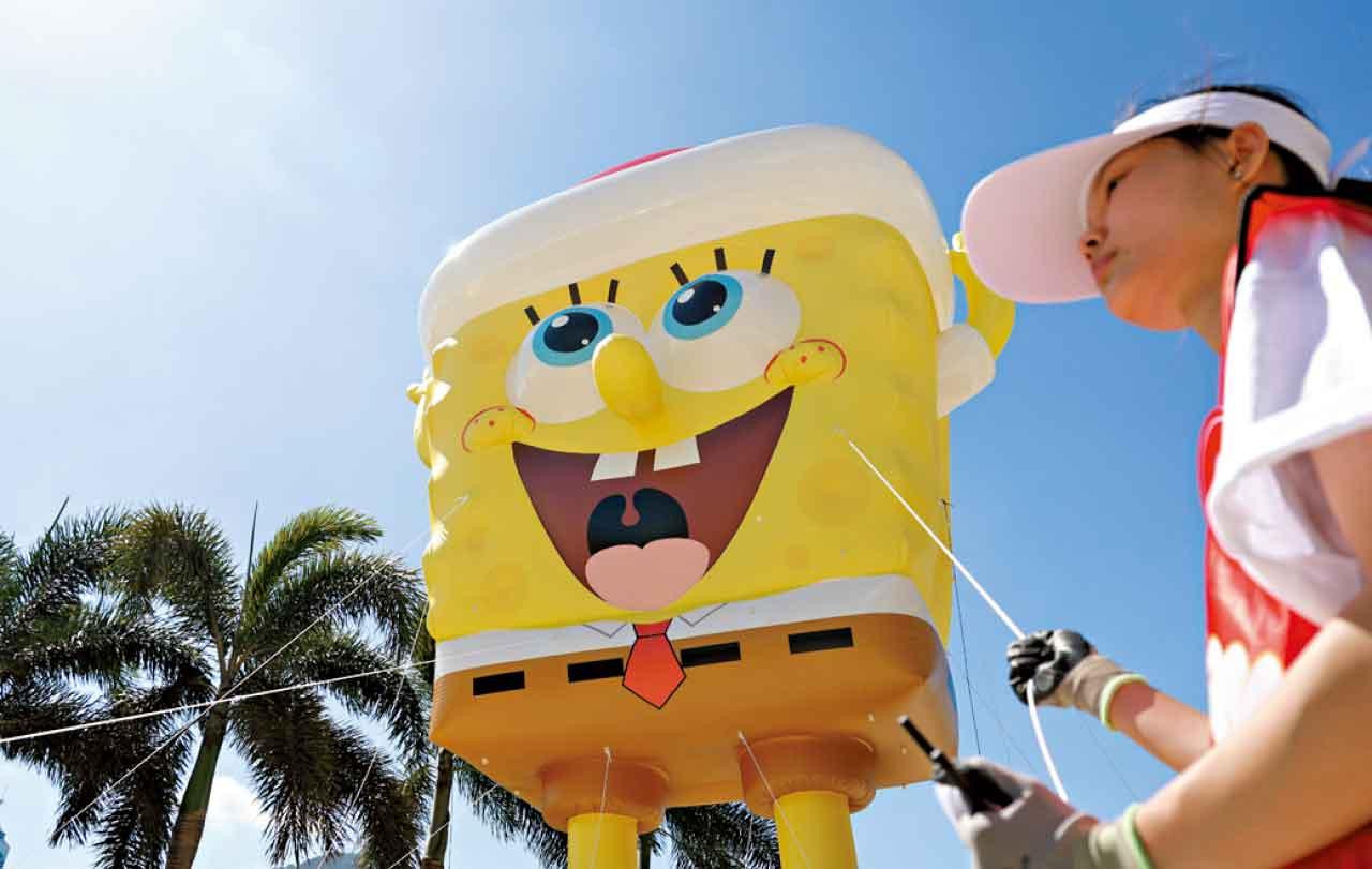 其中約6米高海綿寶寶造型的巨型氣球。(吳康琦攝)