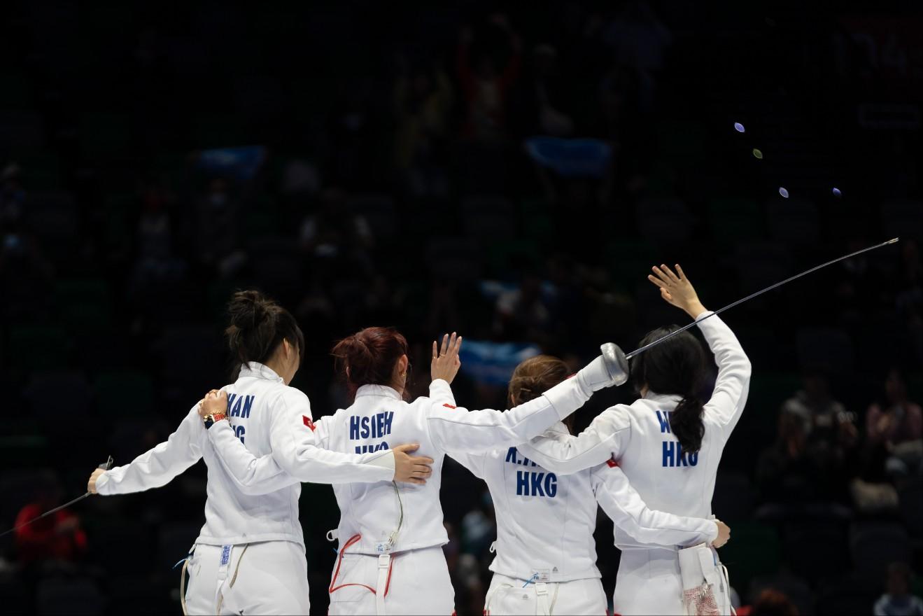 港隊女子重劍團體代俵感謝觀眾支持。