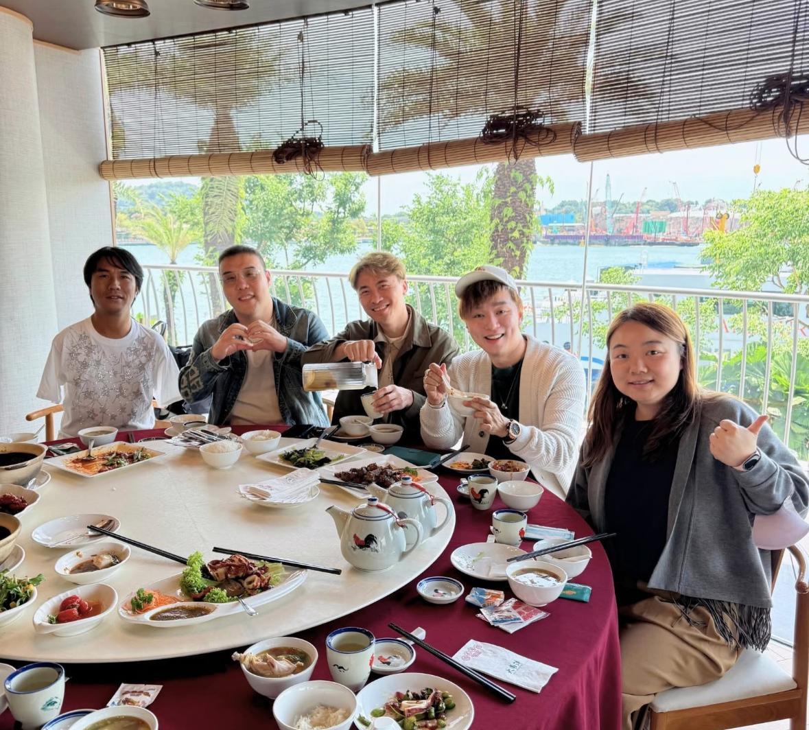 一班《中年好聲音》家族在台前勁歌熱舞,台下老友鬼鬼,演出前一同享受新加坡美食