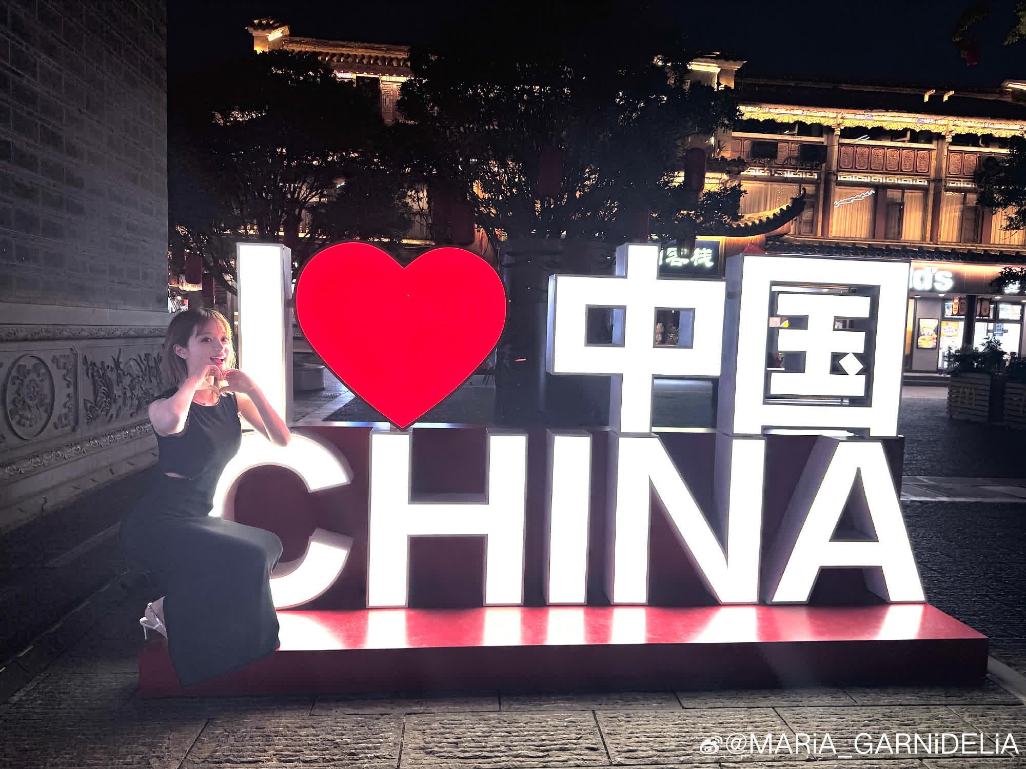 在中國發展的日本歌手美依禮芽亦在微博發文表態。