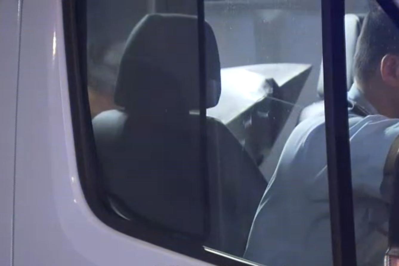 警方凌晨拘捕兩名男子。(now新聞截圖)