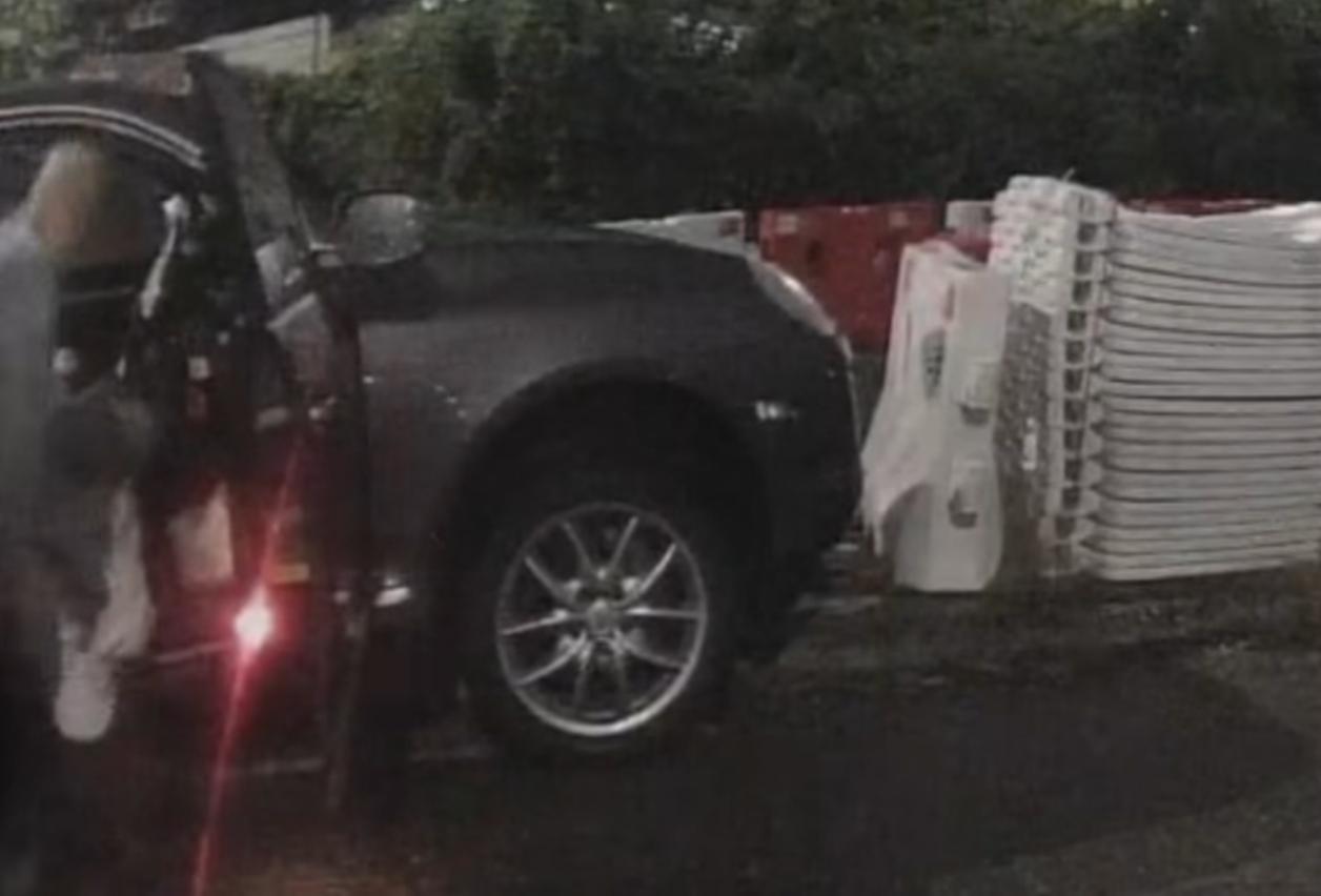 一名光頭男子疑將女伴打至暈倒。(fb「香港馬路炸彈資料庫」截圖)