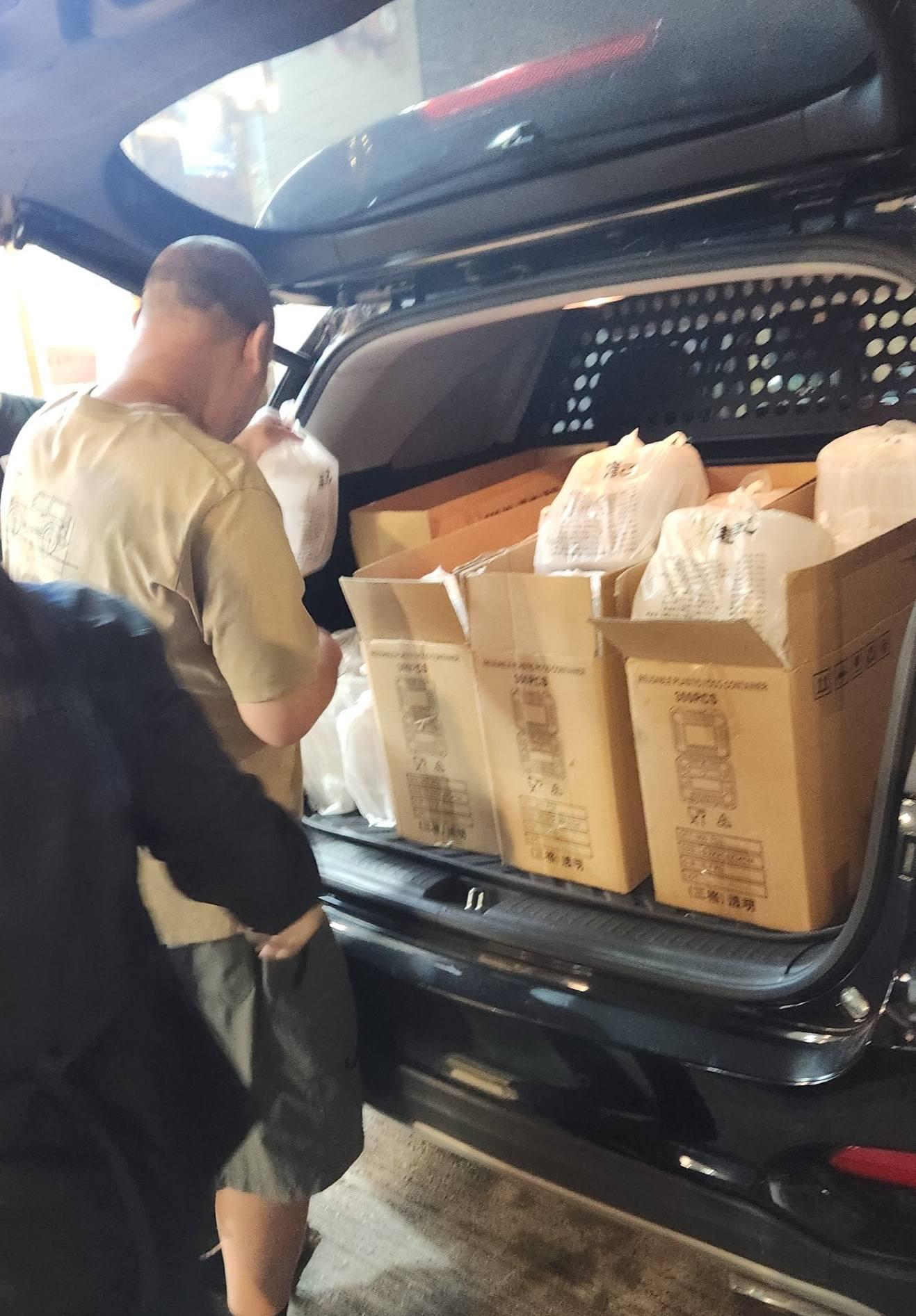 大埔宏福苑五級火,「泰極星食品公司」老闆向坐擁冰室和兩餸飯共兩間舖的「佳記」老闆黃生求助,30分鐘內兩店製作出250個飯盒(泰極星食品公司fb)