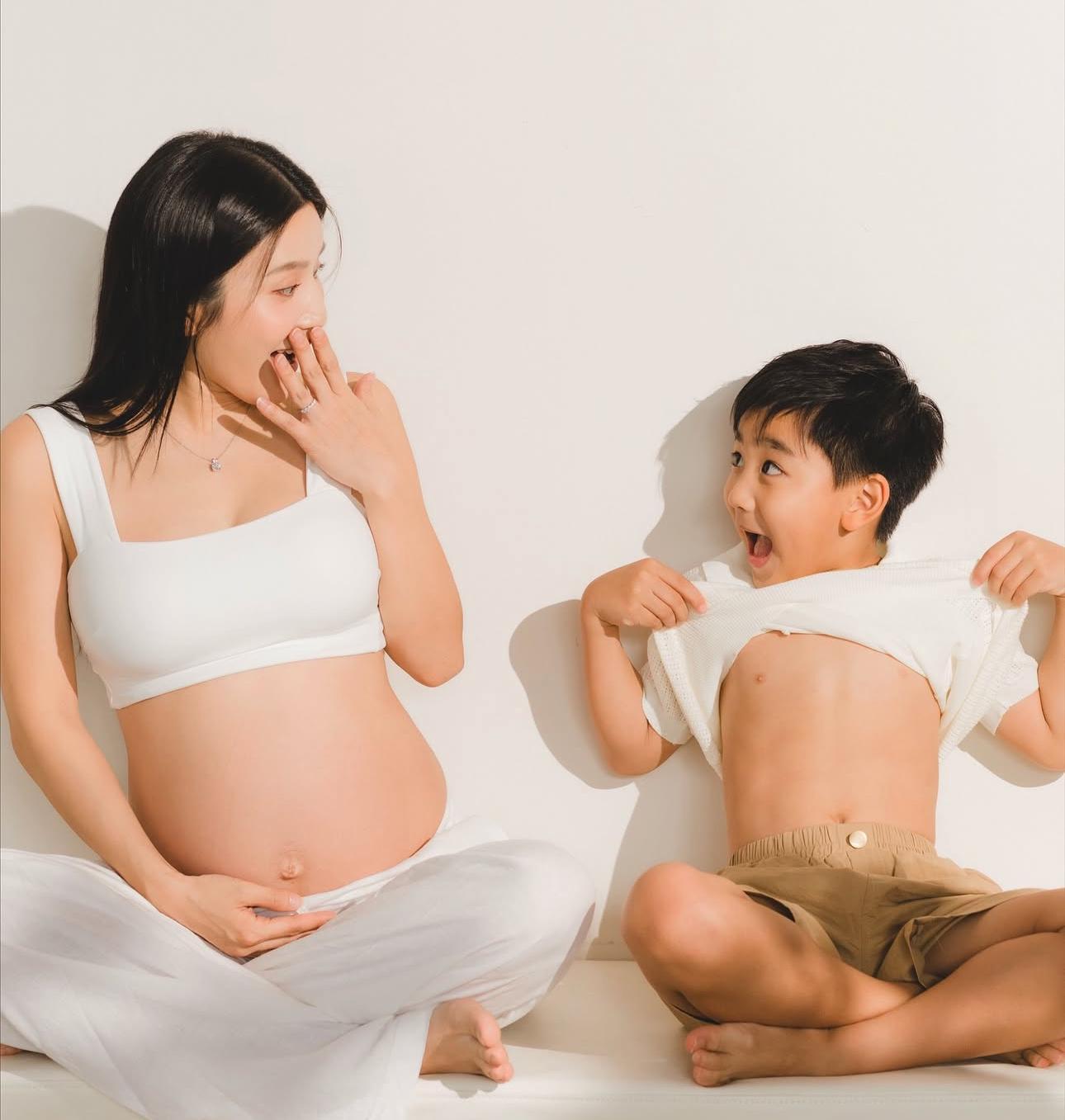 Coffee帶囝囝翟德彥到影樓拍靚相。