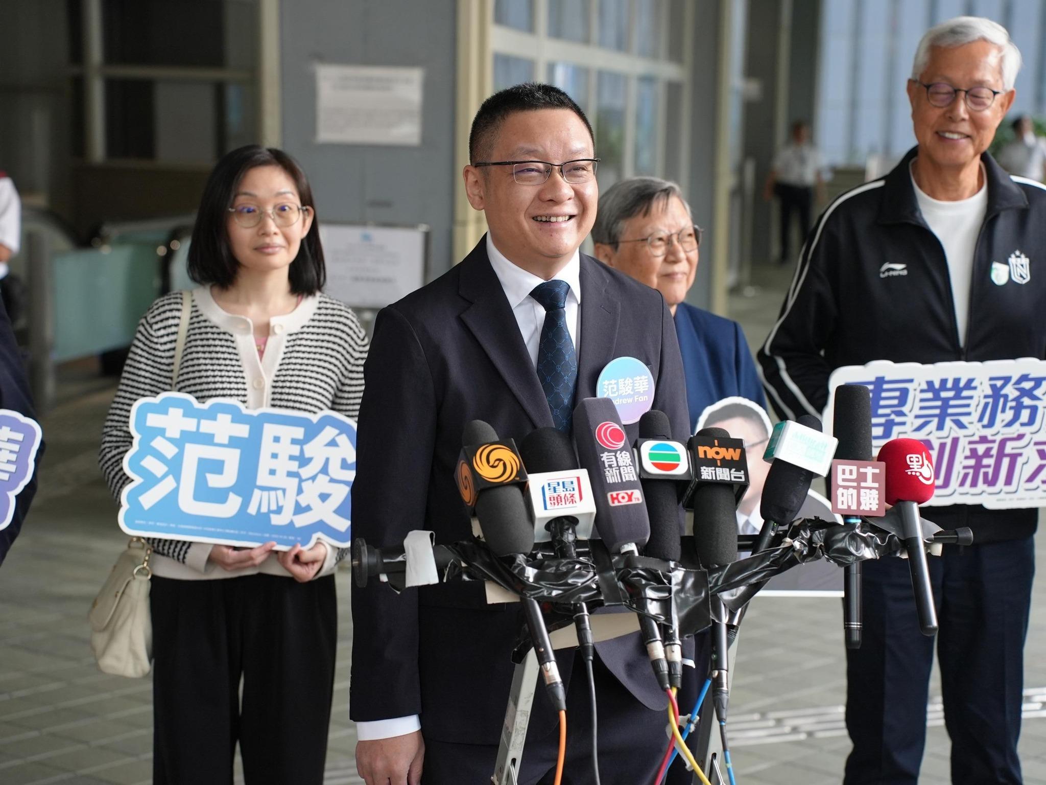 范徐麗泰(右二)為兒子站台(范駿華FB圖片)