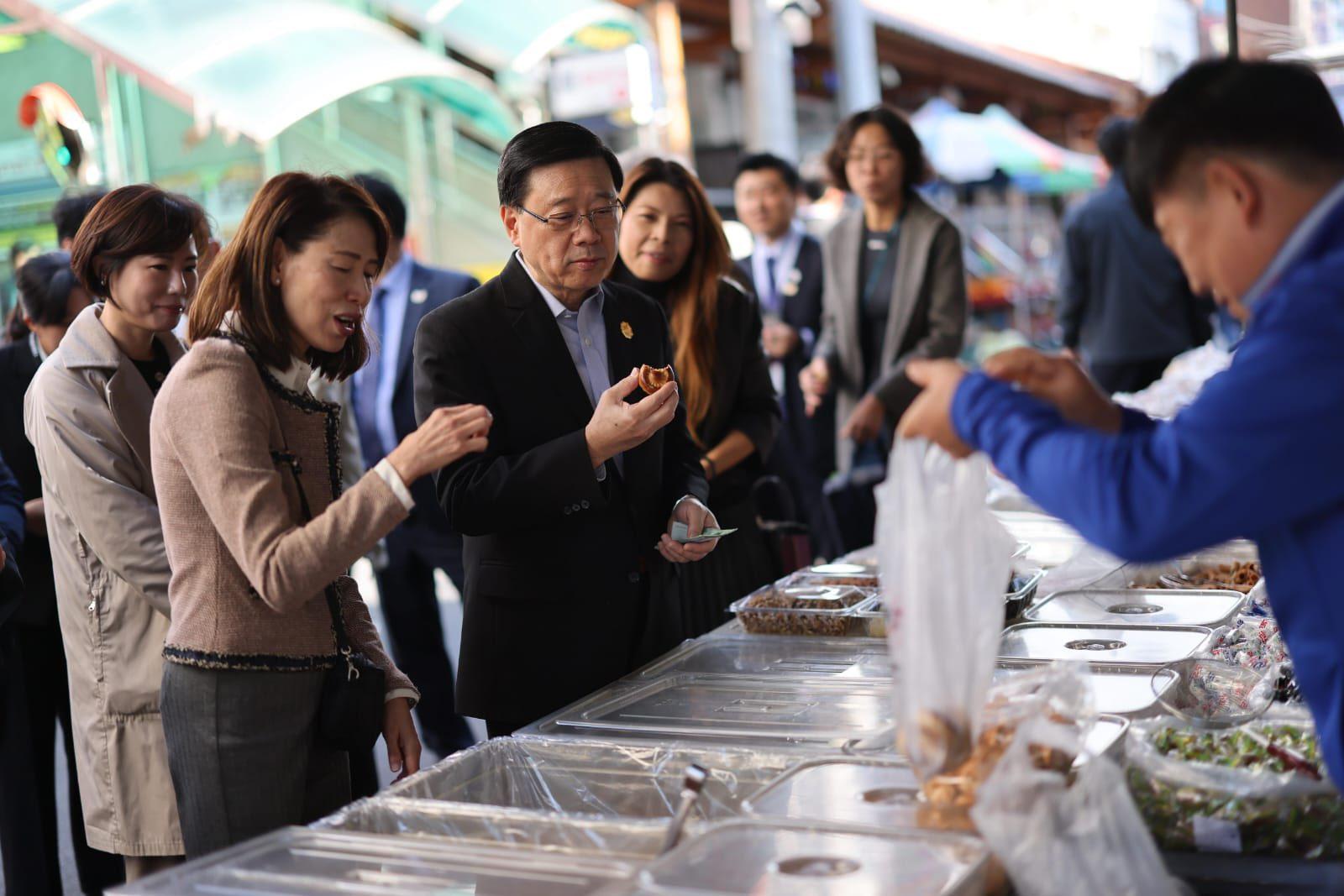 李家超和團隊前往慶州中央市場。(李家超FB)