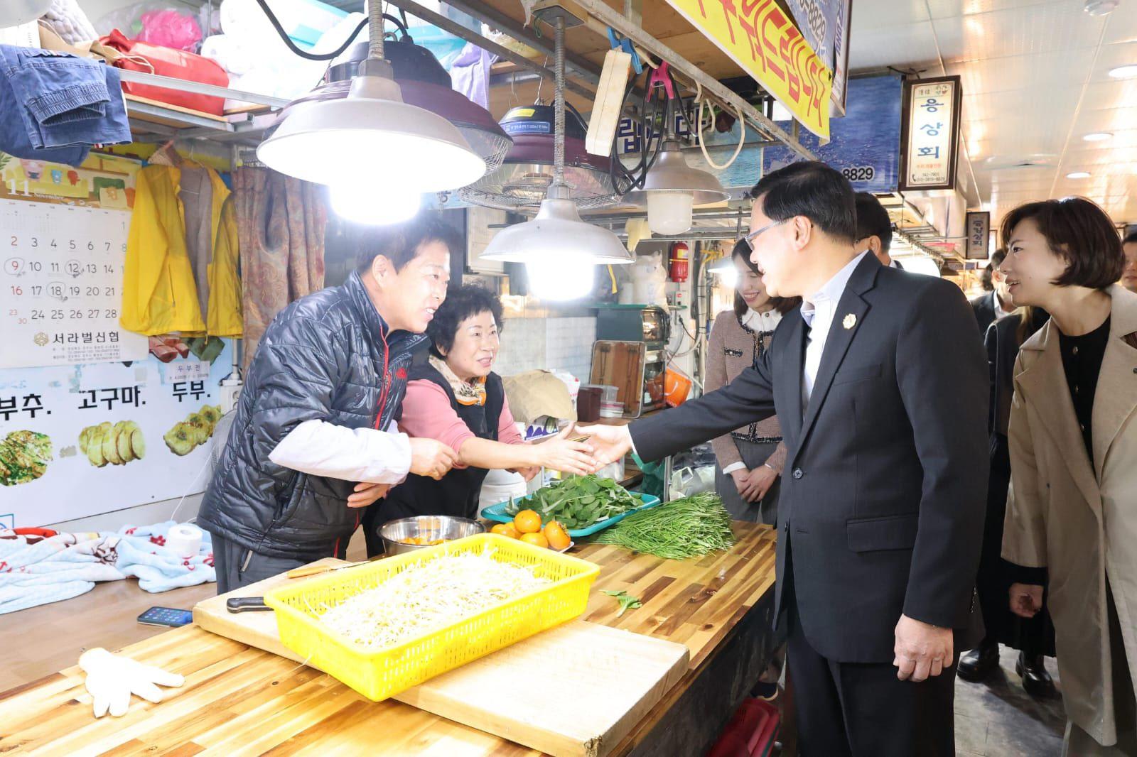 李家超和團隊前往慶州中央市場。(李家超FB)