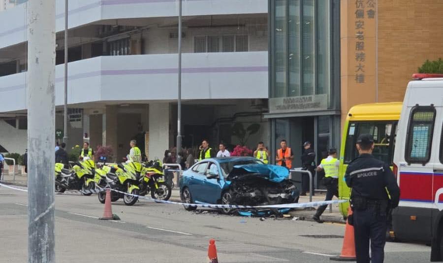 沙田復康巴士司機車尾處理升降台遭寶馬撞倒捲車底亡| am730
