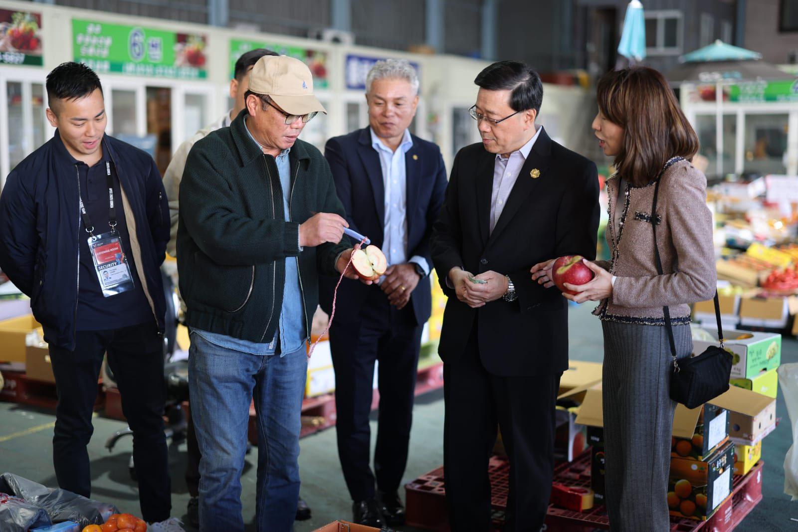 李家超和團隊前往慶州中央市場。(李家超FB)