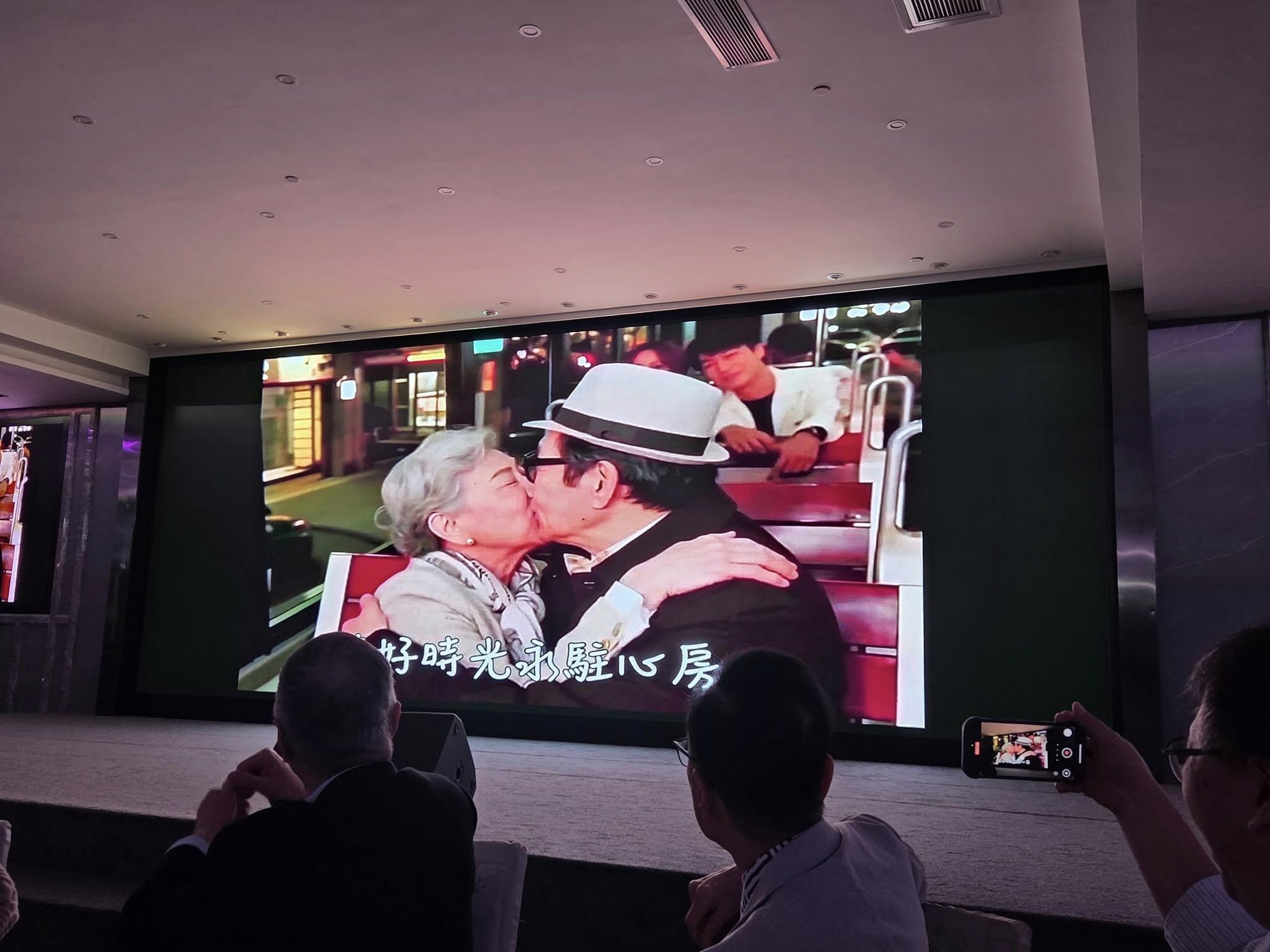 羅蘭姐與胡楓咀咀的影片於EYT晚宴上播出。(曾醒明FB)