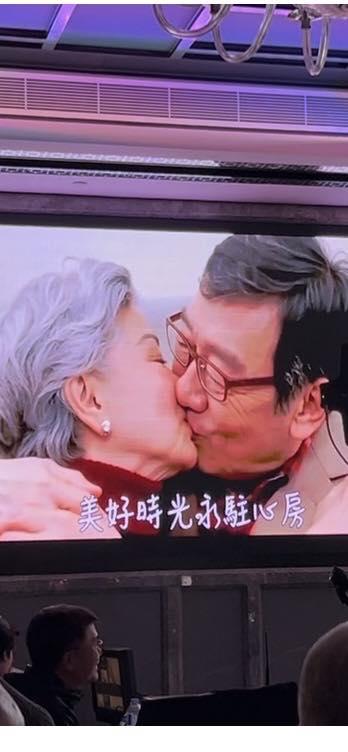 羅蘭姐與胡楓咀咀的影片於EYT晚宴上播出。(鍾偉強FB)