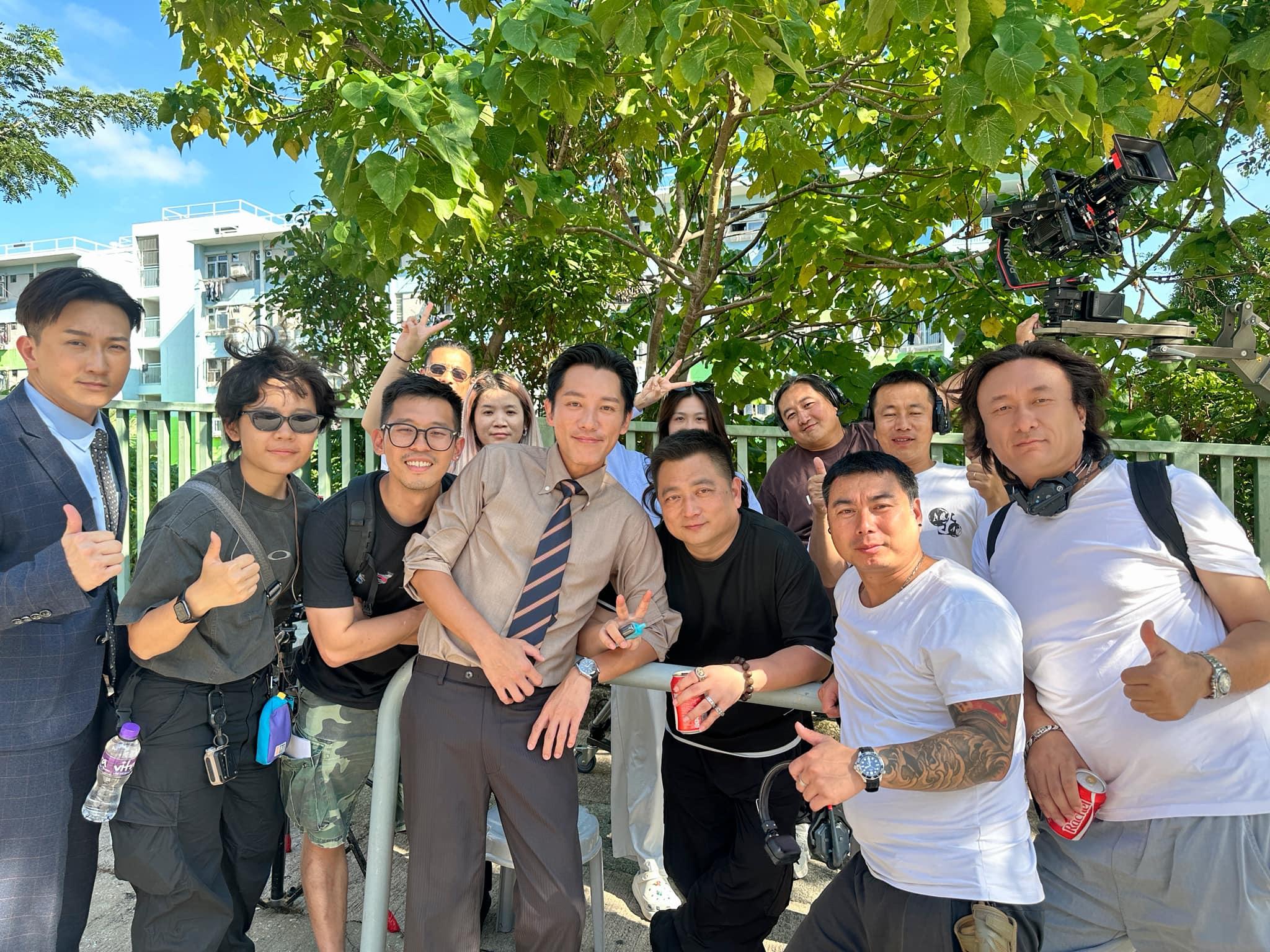 張頴康在TVB完成最後一日拍攝,與劇照拍照留念。