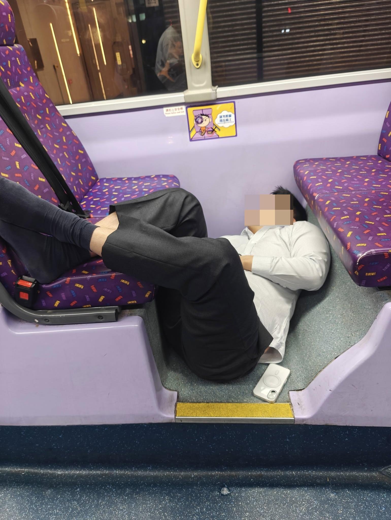 城巴一架過海隧巴101號線發生乘客醉酒事件。一名穿恤衫男子睡姿誇張,時而橫跨兩排座位之間,時而橫躺走廊地板,在巴士抵達總站後仍不省人事,司機及乘客嘗試均未能將他喚醒。(Lau Toby@香港突發事故報料區及討論區FB)