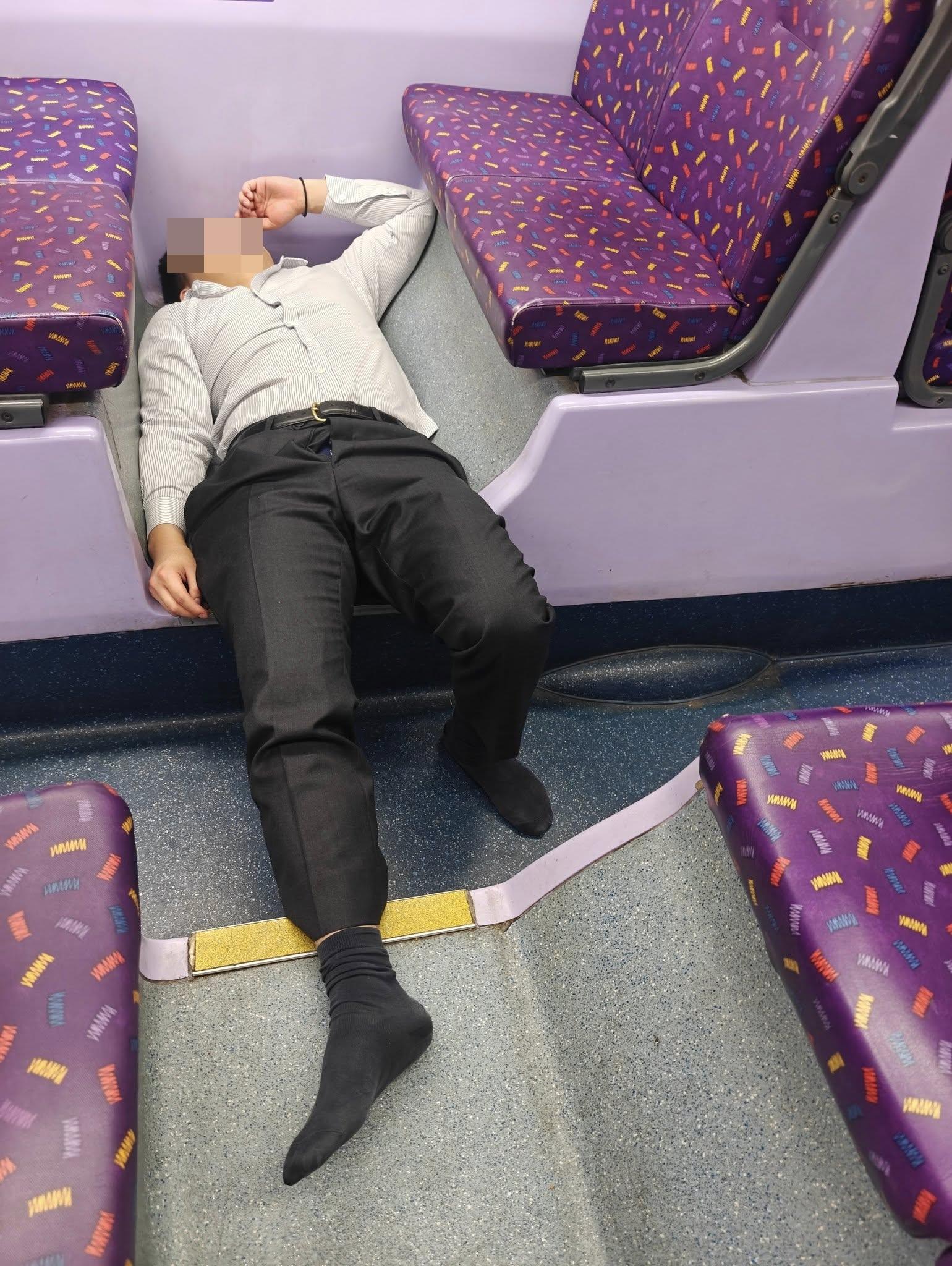 城巴一架過海隧巴101號線發生乘客醉酒事件。一名穿恤衫男子睡姿誇張,時而橫跨兩排座位之間,時而橫躺走廊地板,在巴士抵達總站後仍不省人事,司機及乘客嘗試均未能將他喚醒。(Lau Toby@香港突發事故報料區及討論區FB)