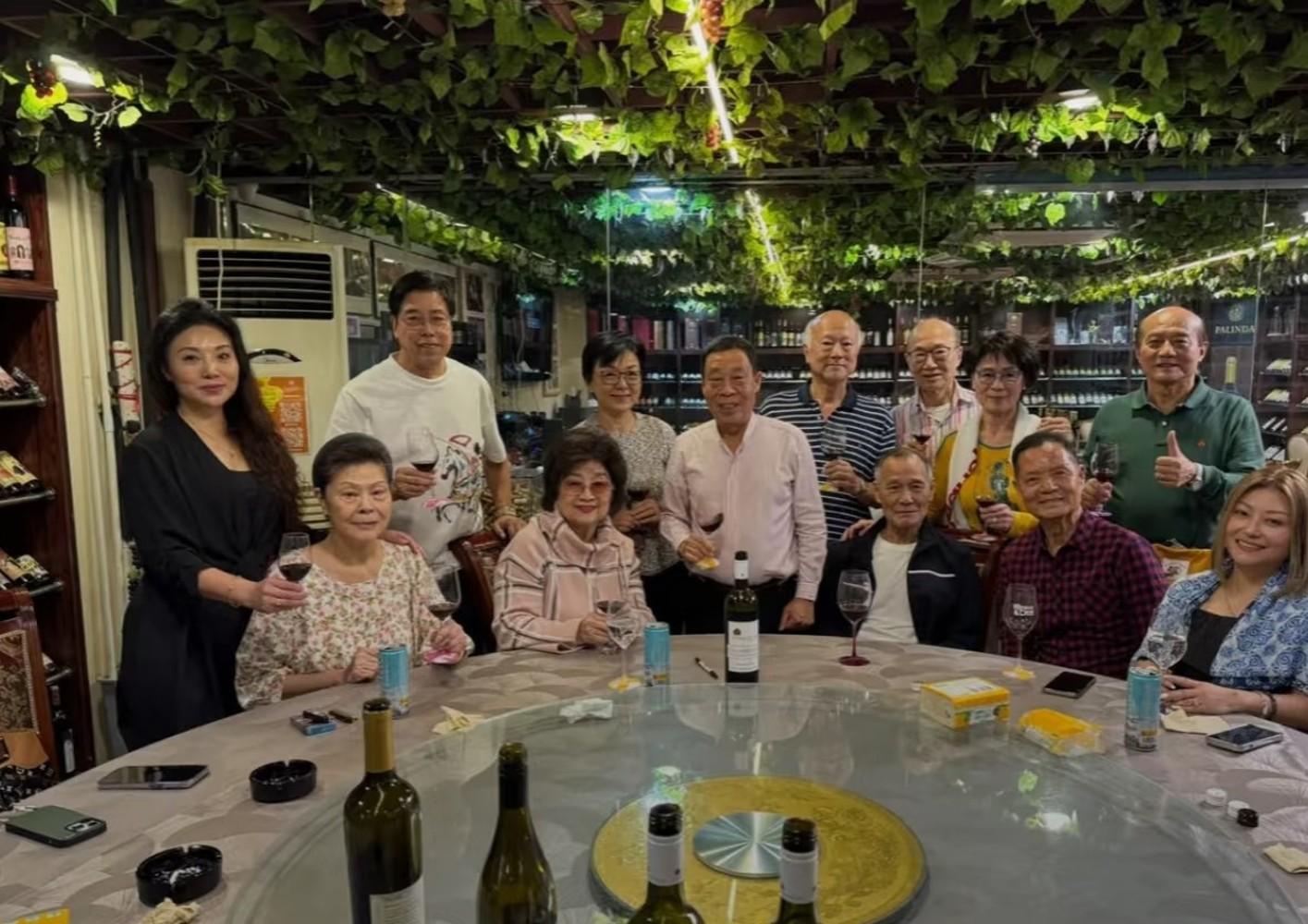 徐小鳳跟好友到紅磡的私人會見面,同場還有陳惠敏、吳大強、李佳等圈中人