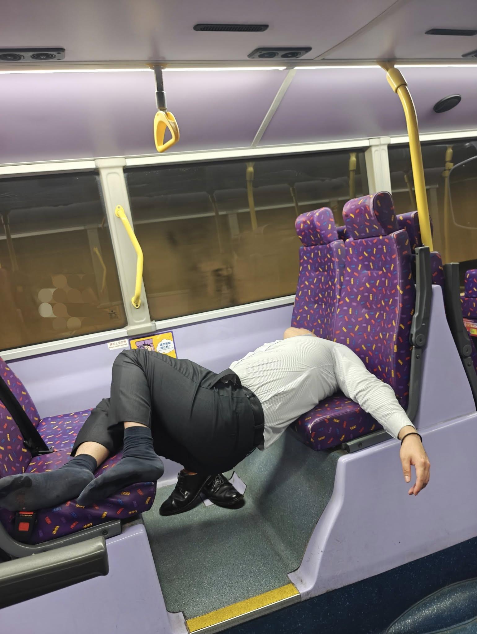 城巴一架過海隧巴101號線發生乘客醉酒事件。一名穿恤衫男子睡姿誇張,時而橫跨兩排座位之間,時而橫躺走廊地板,在巴士抵達總站後仍不省人事,司機及乘客嘗試均未能將他喚醒。(Lau Toby@香港突發事故報料區及討論區FB)