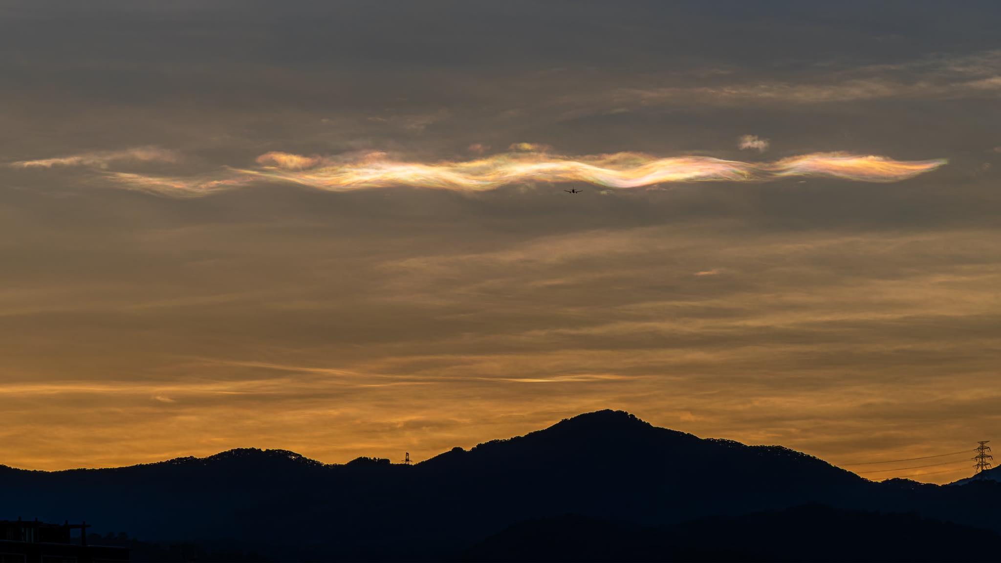 香港上空現「飛龍」,天文台表示需要浪形雲與虹彩雲完美配合才會出現。(香港天文台 HKO)