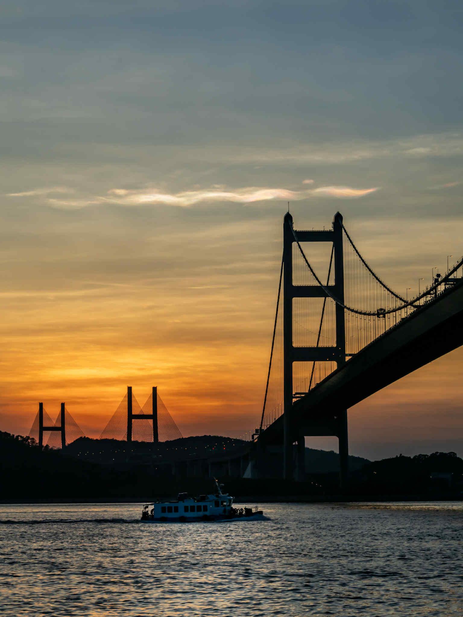 香港上空現「飛龍」,天文台表示需要浪形雲與虹彩雲完美配合才會出現。(香港天文台 HKO)