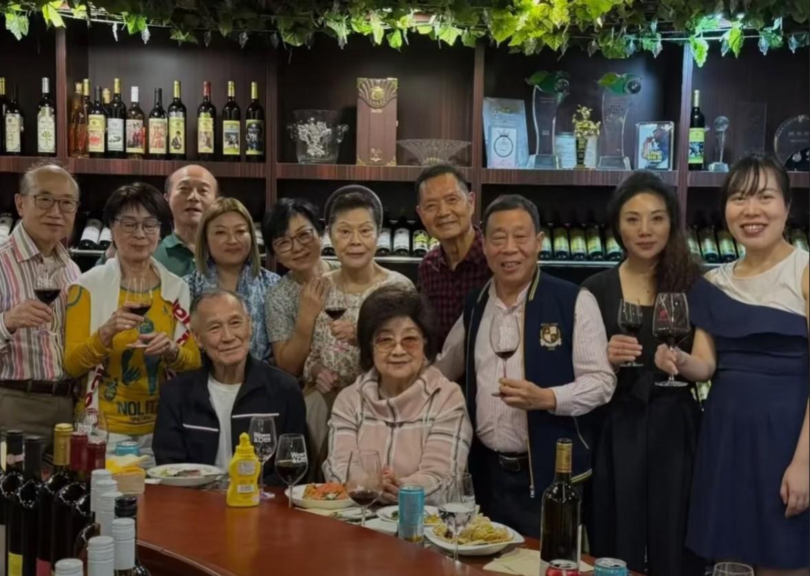 小鳳姐約好友飲紅酒擦大閘蟹。