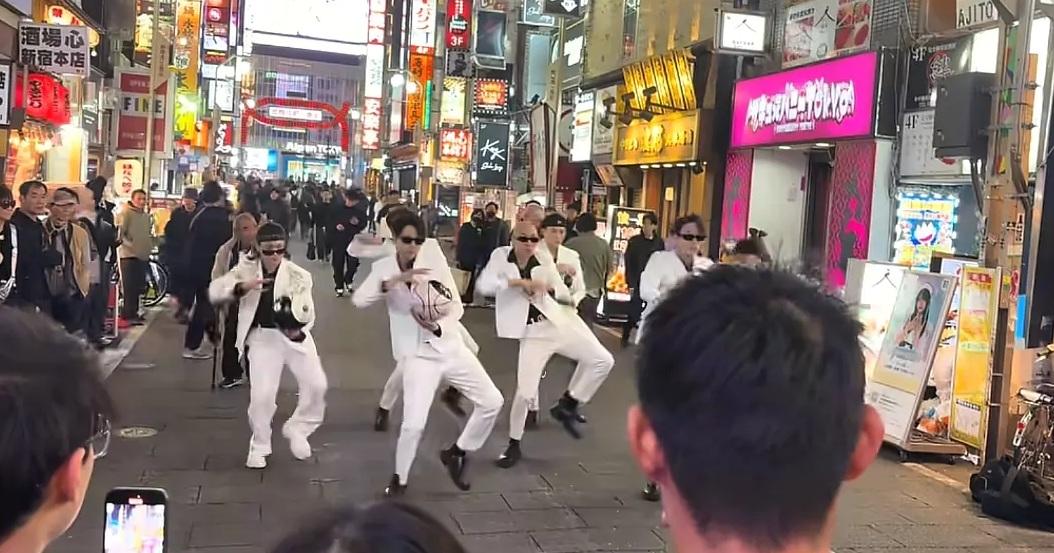 團體在新宿歌舞伎町拍攝。(網上圖片)