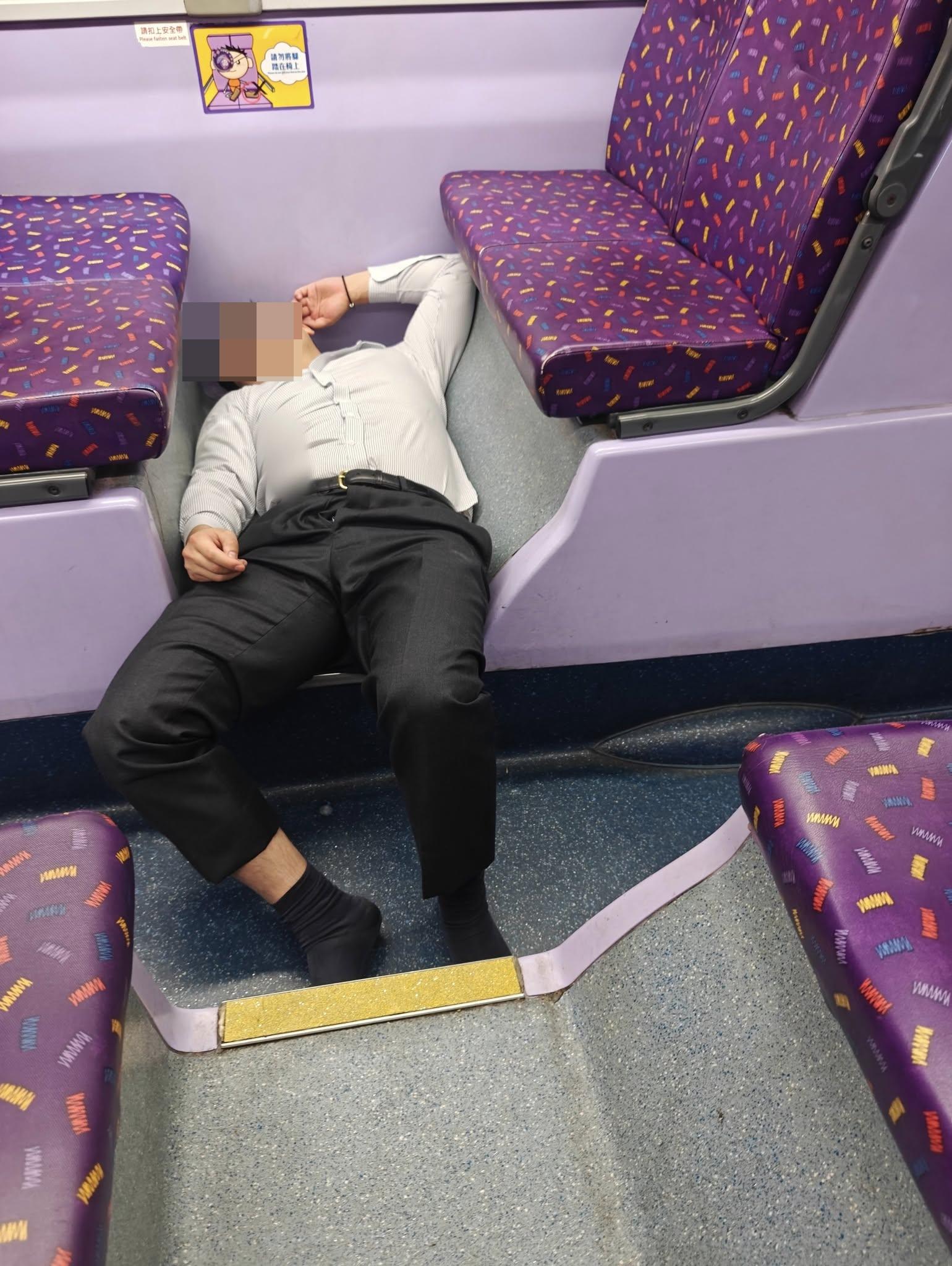 城巴一架過海隧巴101號線發生乘客醉酒事件。一名穿恤衫男子睡姿誇張,時而橫跨兩排座位之間,時而橫躺走廊地板,在巴士抵達總站後仍不省人事,司機及乘客嘗試均未能將他喚醒。(Lau Toby@香港突發事故報料區及討論區FB)