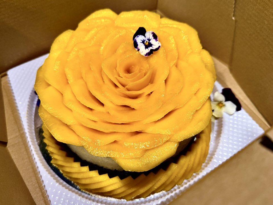 有「世一」之美譽的生日蛋糕size芒果糯米飯。(泰泰Facebook圖片)